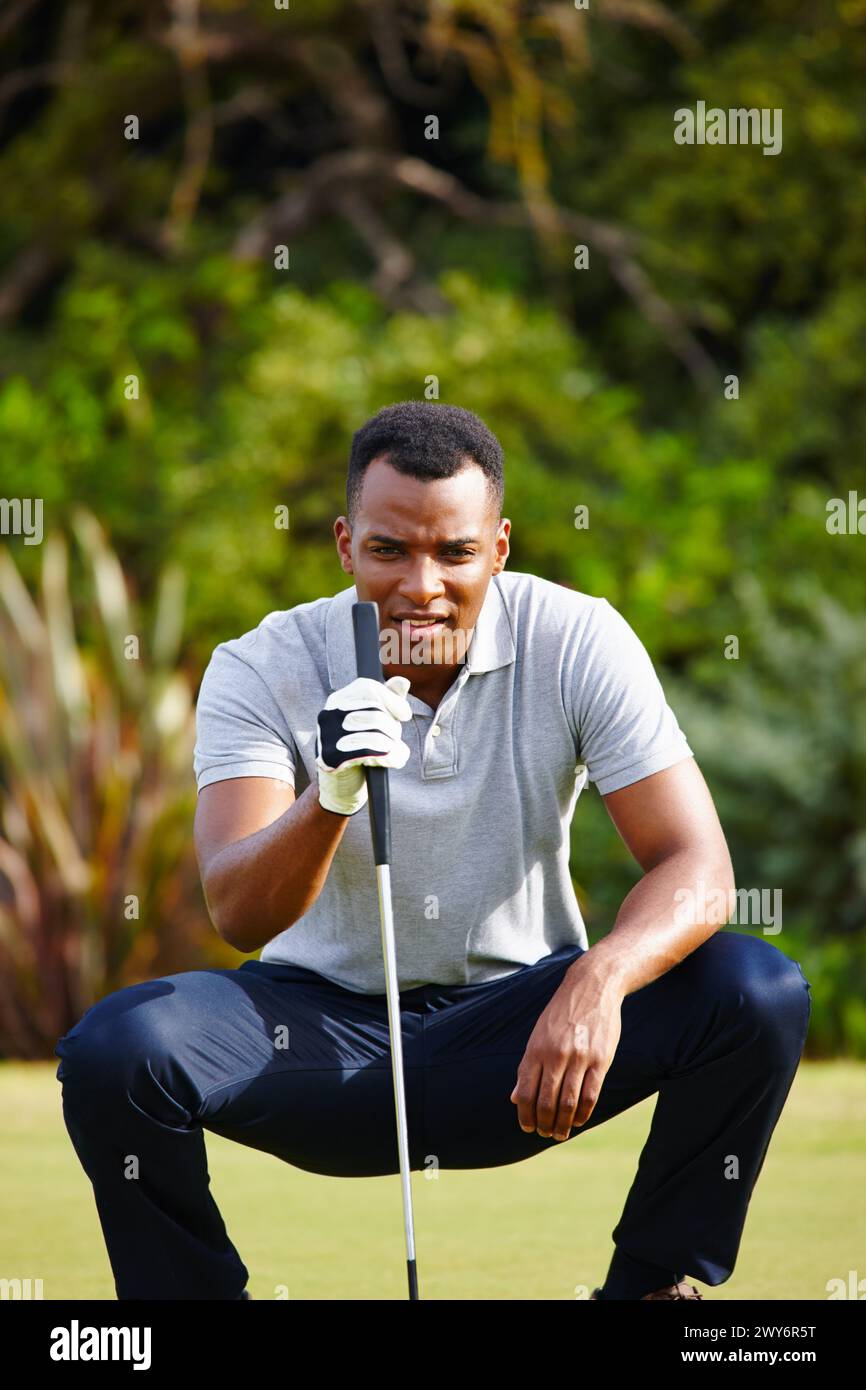 Uomo africano, golf e club con erba per mirare con pilota per strategia con abilità nell'abbigliamento sportivo in campo. Uomo, salute e in forma con lo sport con Foto Stock