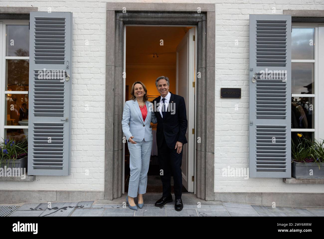 Il Segretario Antony J. Blinken, con l'Ambasciatore degli Stati Uniti alla NATO Julianne Smith, ospita un ricevimento NATO per il 75° anniversario a Bruxelles, Belgio, il 3 aprile 2024. (Foto di Chuck Kennedy/Dipartimento di Stato/Sipa USA)*** Stampa foto solo per uso editoriale (esclusi libri o libri fotografici). Non può essere ceduto o venduto. Credito obbligatorio *** credito: SIPA USA/Alamy Live News Foto Stock