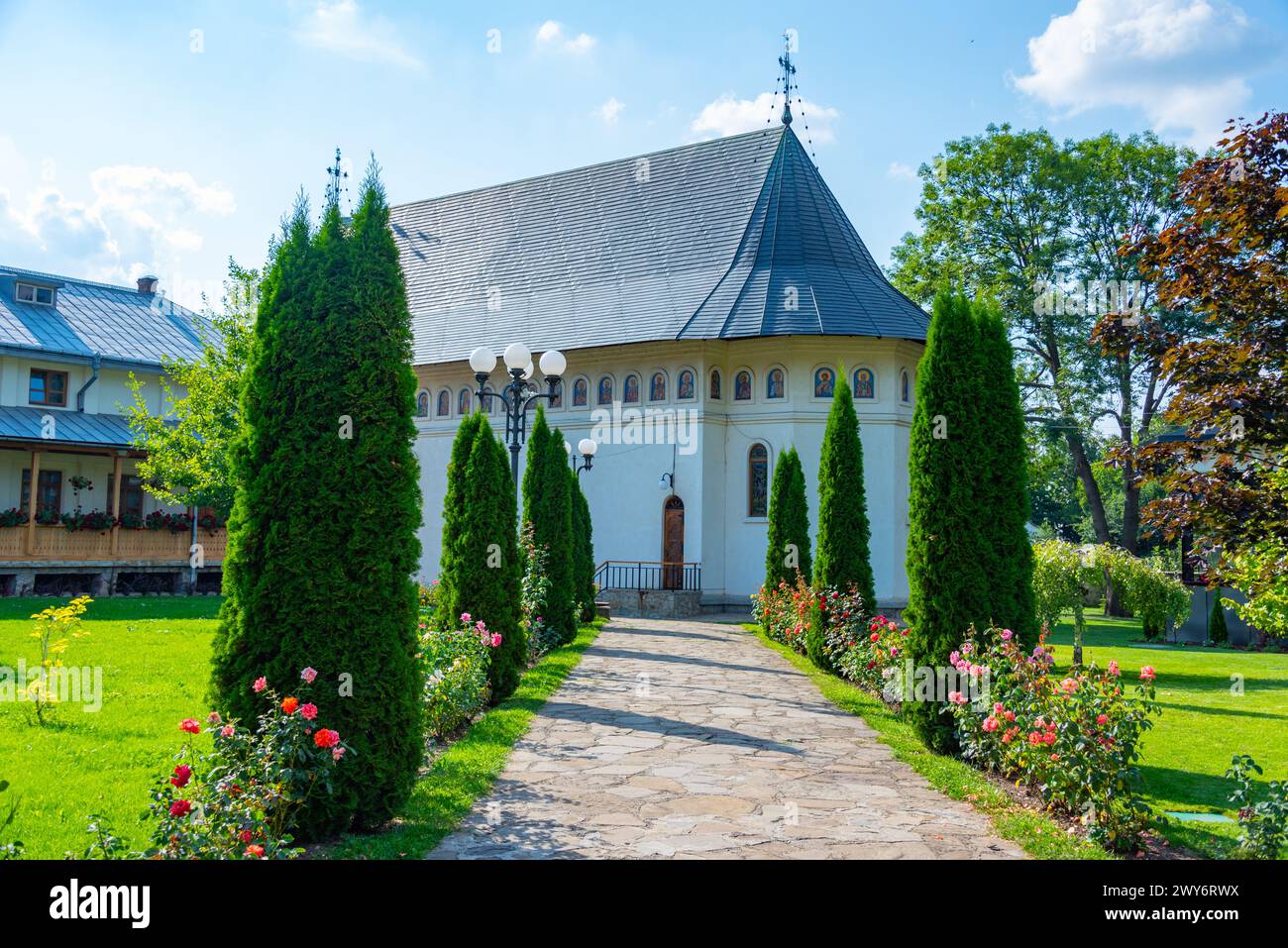 Monastero di Bogdana durante una giornata di sole in Romania Foto Stock