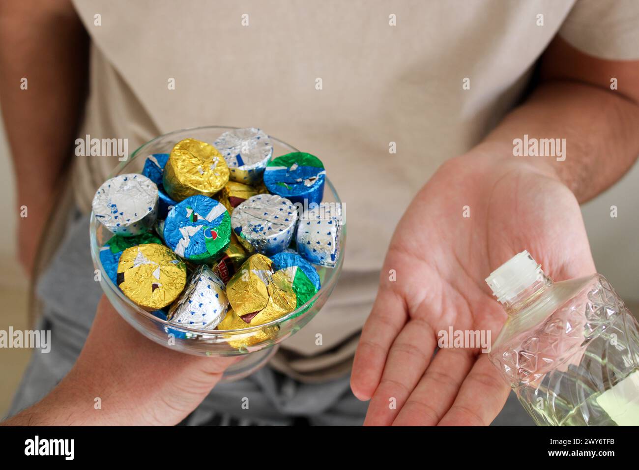 Giovane che versa colonia a un anziano con una ciotola di caramelle o cioccolato. Video di sottofondo di EID al fitr in Turchia. Caramelle tradizionali Eid al Fitr. Foto Stock