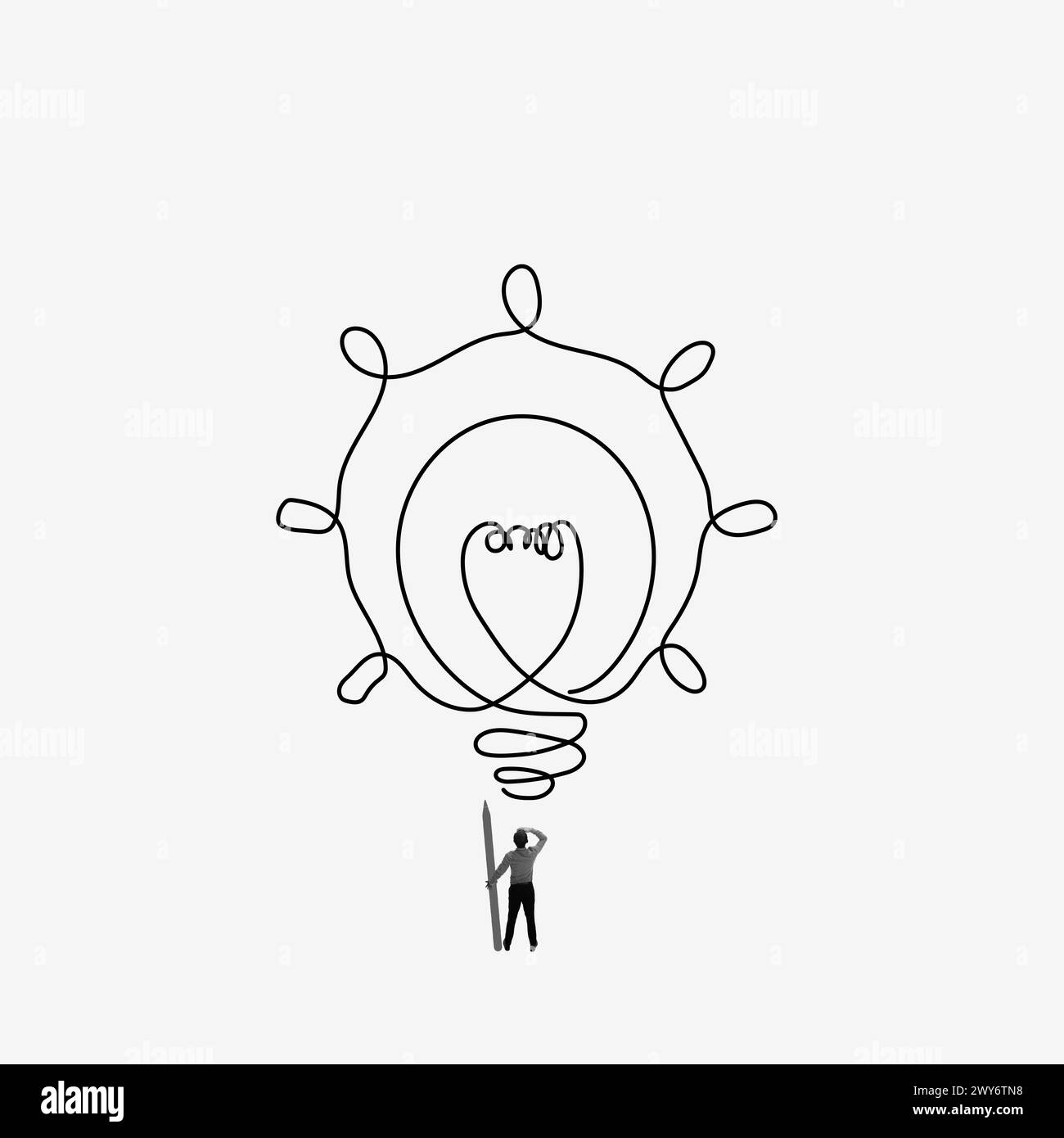 Uomo d'affari in piedi vicino a una lampadina gigante che simboleggia un approccio innovativo allo sviluppo dell'azienda, creando idee e crescita professionale. Creatività Foto Stock