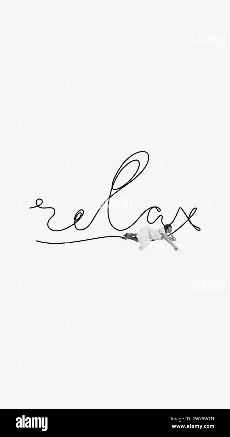 Giovane donna che giace vicino alla parola relax, simboleggia l'importanza dell'equilibrio tra lavoro e vita privata, della gestione dello stress e del benessere mentale. Design creativo. Foto Stock