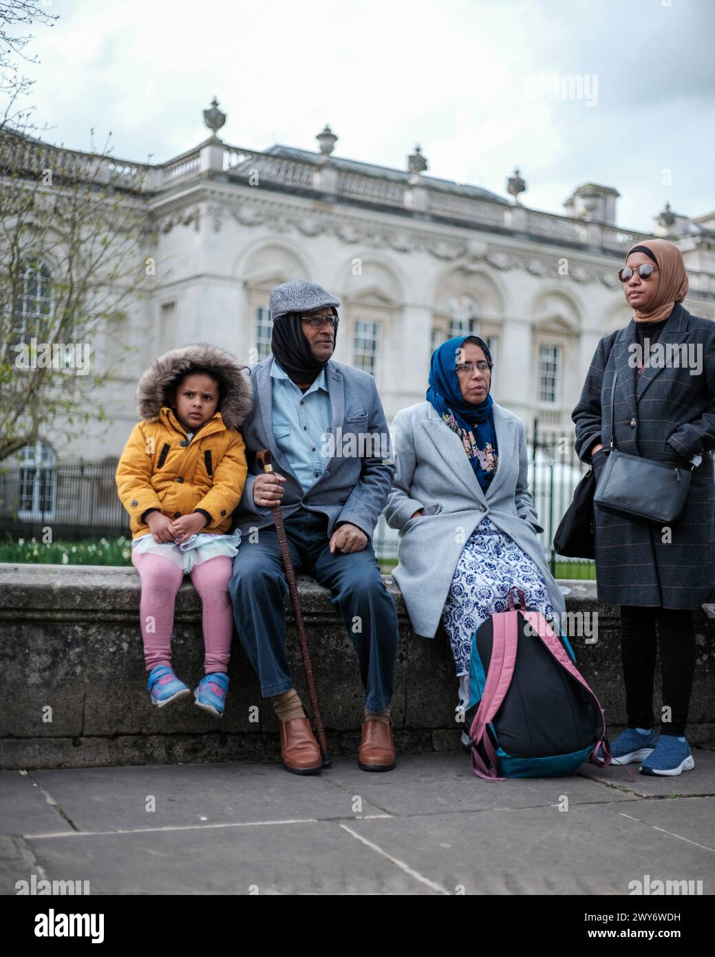 Un gruppo familiare di turisti si è preso il caldo per visitare Cambridge nel Regno Unito Foto Stock