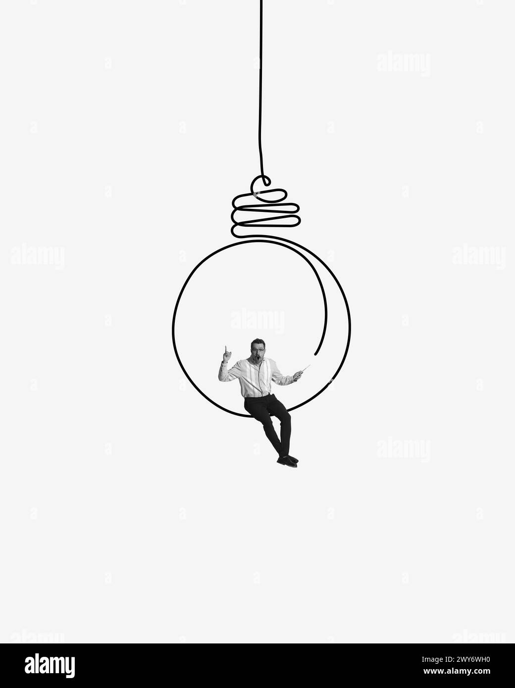 Uomo d'affari seduto su una lampadina che simboleggia idee creative per la crescita dell'azienda, lo sviluppo di startup e il pensiero innovativo. Design creativo. Foto Stock