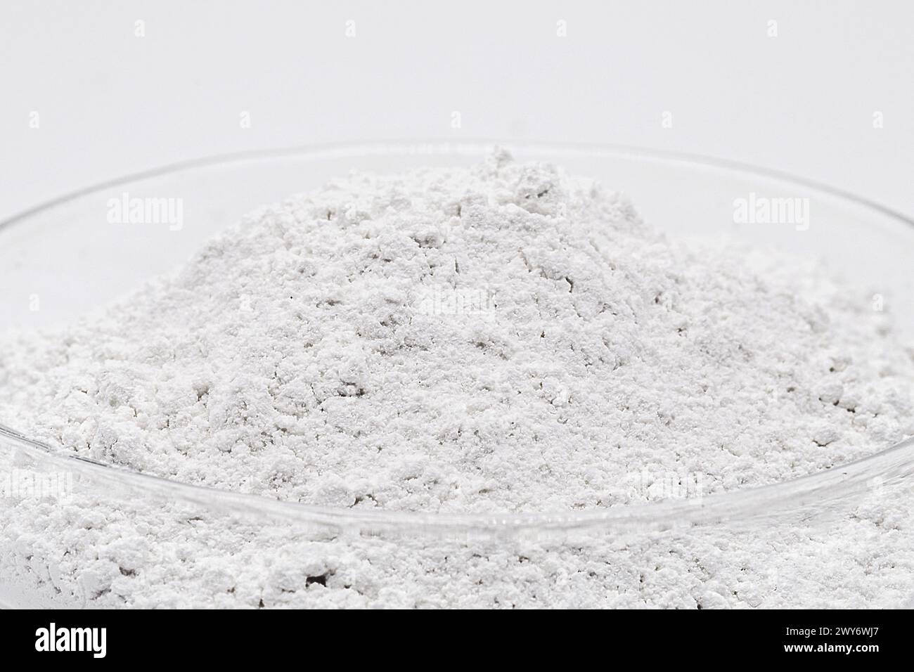 Il triossido di antimonio, è il composto inorganico con la formula Sb₂O₃, è il composto più importante dell'antimonio. Cercare il ritardante e come catalizzatore Foto Stock
