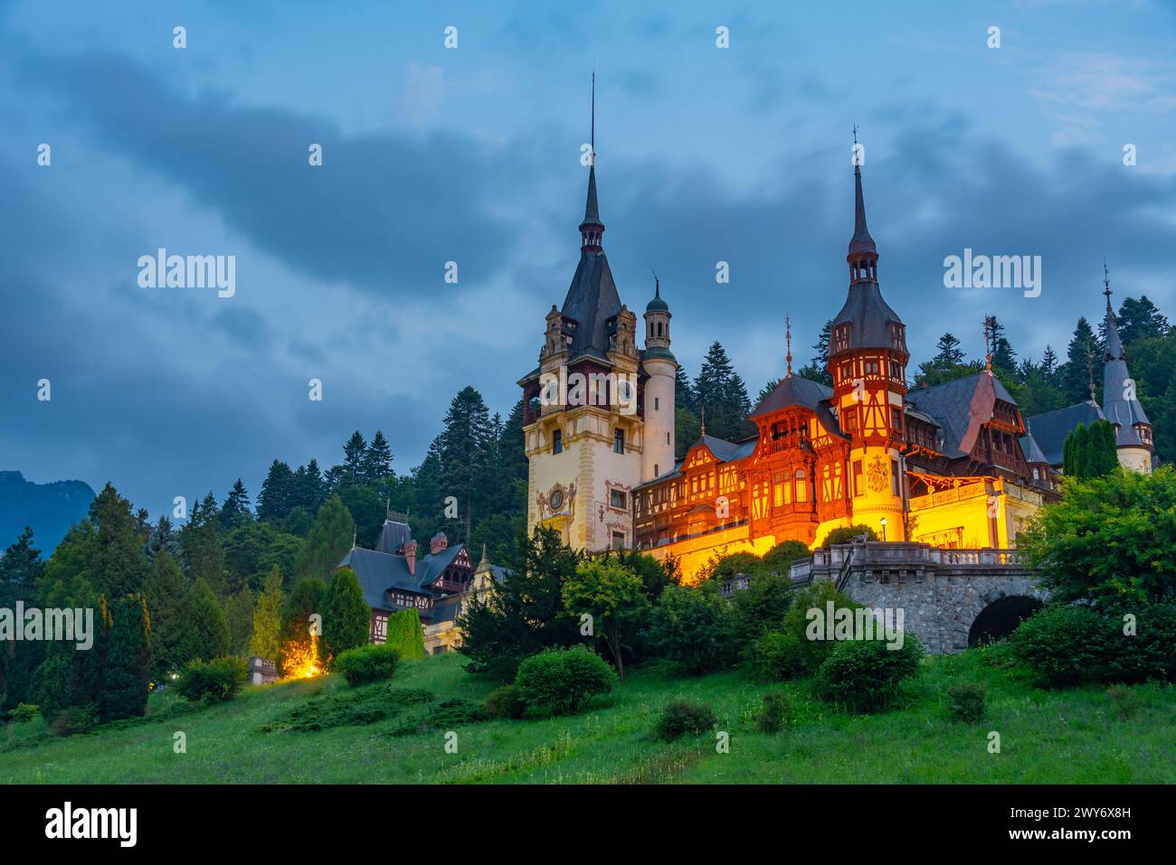 Vista all'alba del castello di Peles in Romania Foto Stock