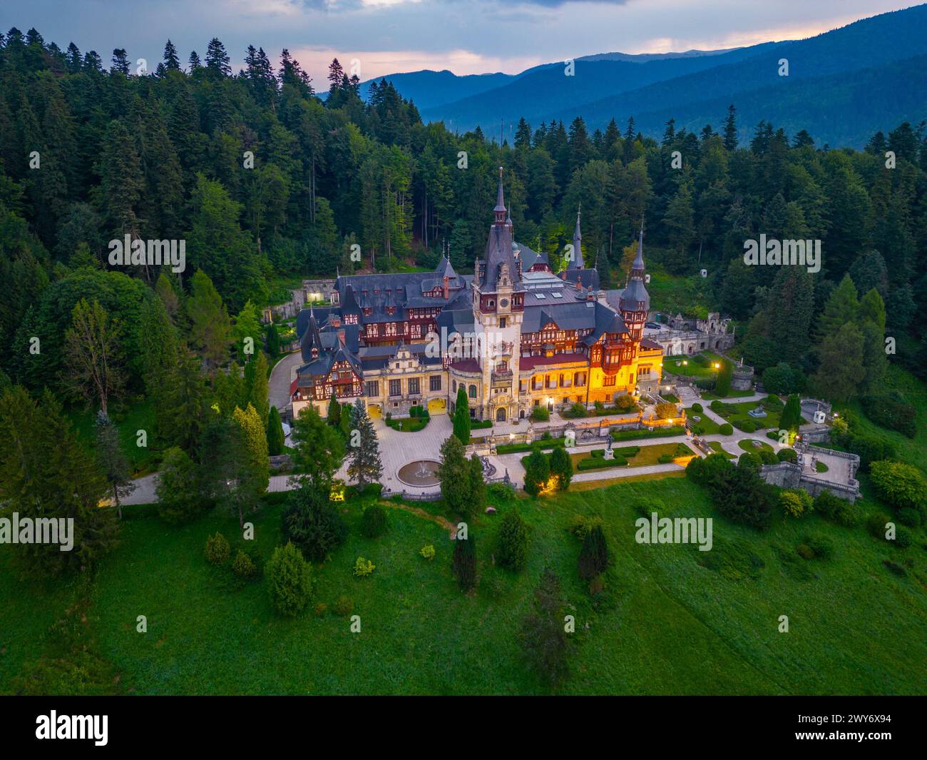 Vista all'alba del castello di Peles in Romania Foto Stock