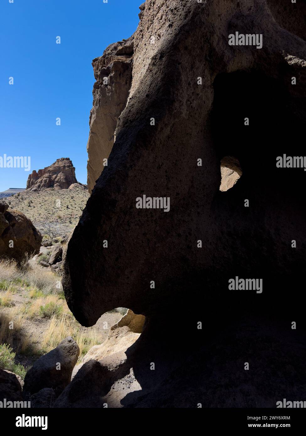 Buca nel sentiero della Mojave National Preserve, California, Stati Uniti Foto Stock