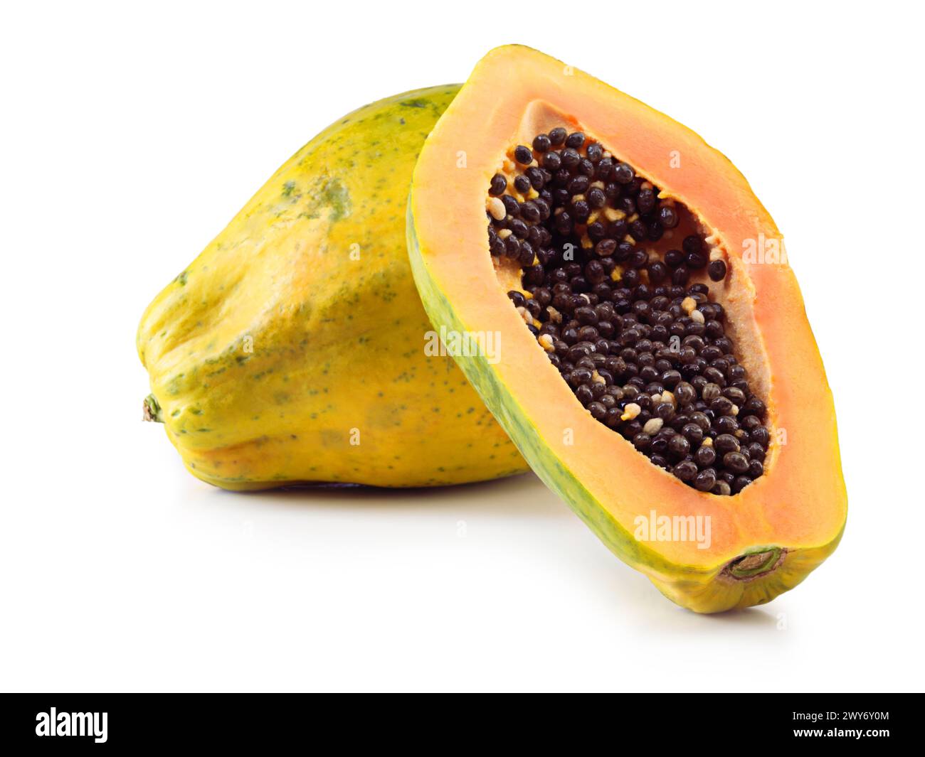 Papaya, frutta e isolata per dieta con semi e aperto, nutrizione e benessere o sano. Pawpaw. cibo e naturale con zoom per centro e colore Foto Stock
