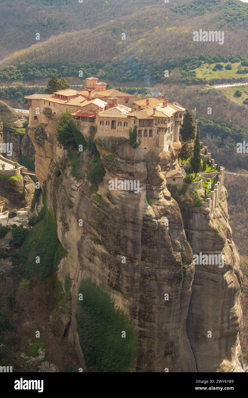 Scopri la tranquillità divina e le meraviglie architettoniche del Monastero Varlaam, annidato tra le maestose scogliere di Meteora, Grecia Foto Stock