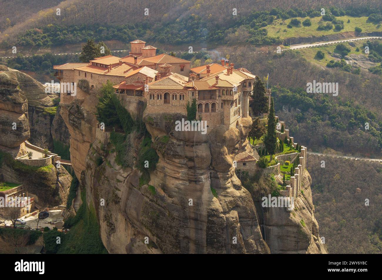 Scopri la tranquillità divina e le meraviglie architettoniche del Monastero Varlaam, annidato tra le maestose scogliere di Meteora, Grecia Foto Stock