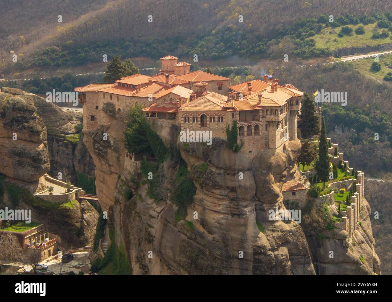 Scopri la tranquillità divina e le meraviglie architettoniche del Monastero Varlaam, annidato tra le maestose scogliere di Meteora, Grecia Foto Stock