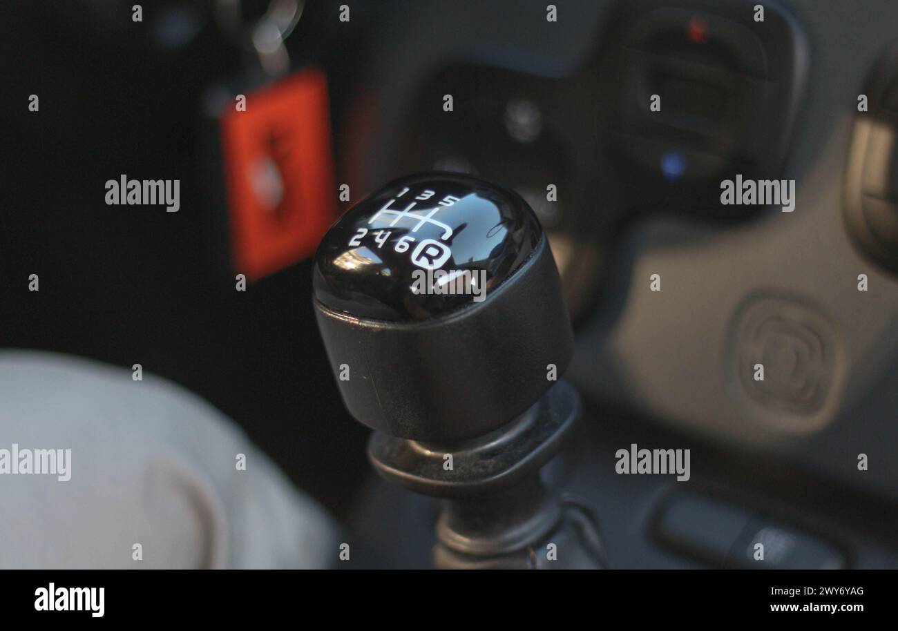 Salite sul sedile di guida e assistete all'intricato ballo della mano e della leva del cambio mentre il conducente esegue un cambio manuale delle marce con precisione e precisione Foto Stock