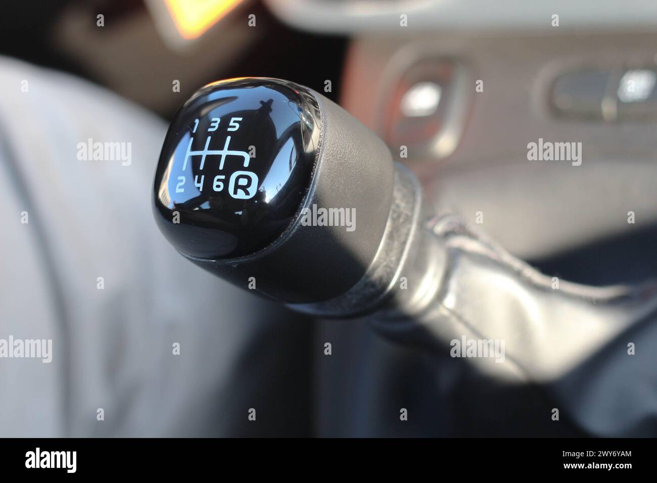 Salite sul sedile di guida e assistete all'intricato ballo della mano e della leva del cambio mentre il conducente esegue un cambio manuale delle marce con precisione e precisione Foto Stock