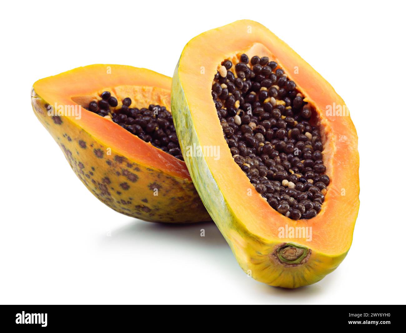 Zampe, frutta e isolato per la dieta con semi e aperto, nutrizione e benessere o sano. Papaya. cibo e naturale con zoom per centro e colore Foto Stock