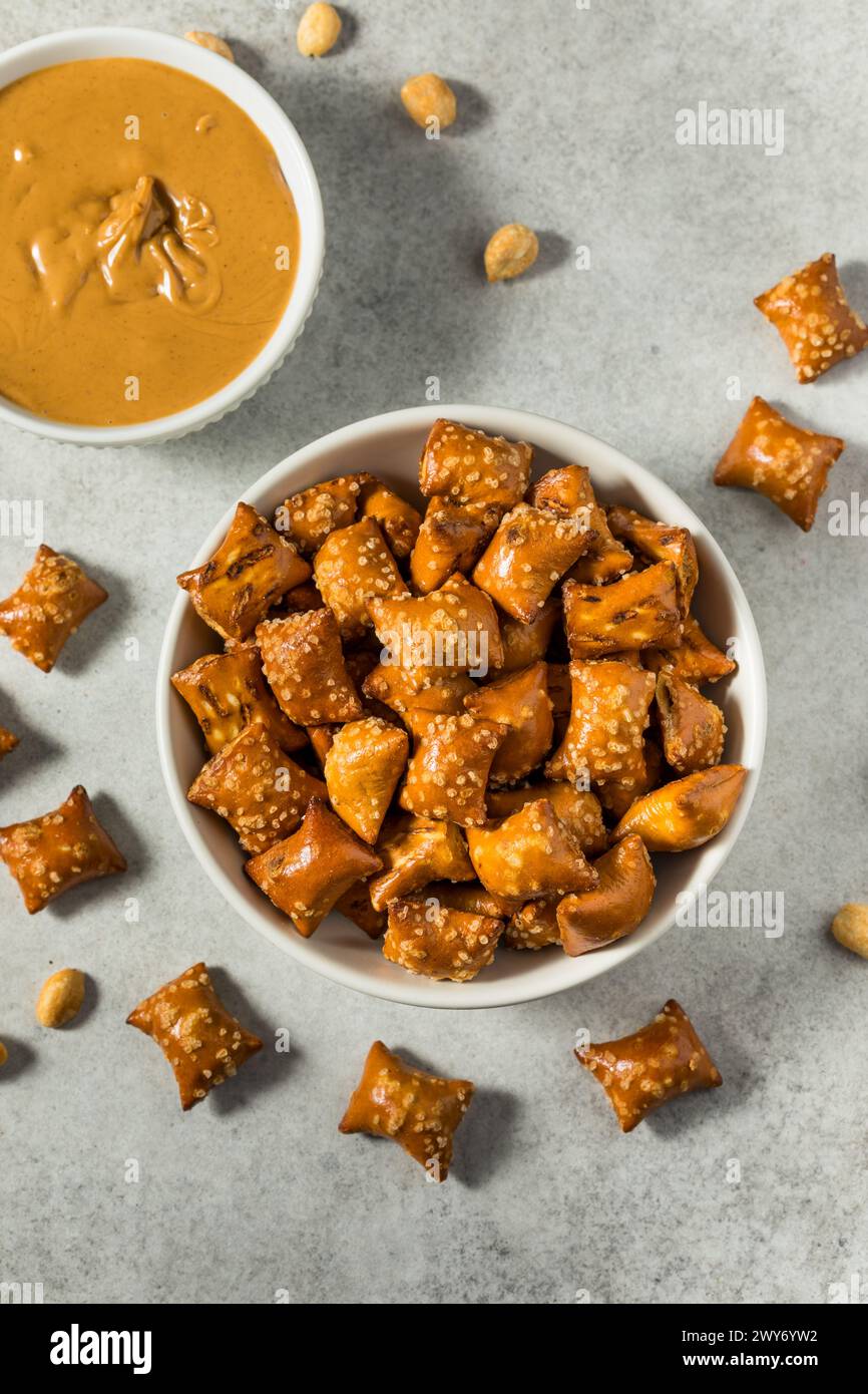 Pretzels al burro di arachidi salate in una ciotola Foto Stock