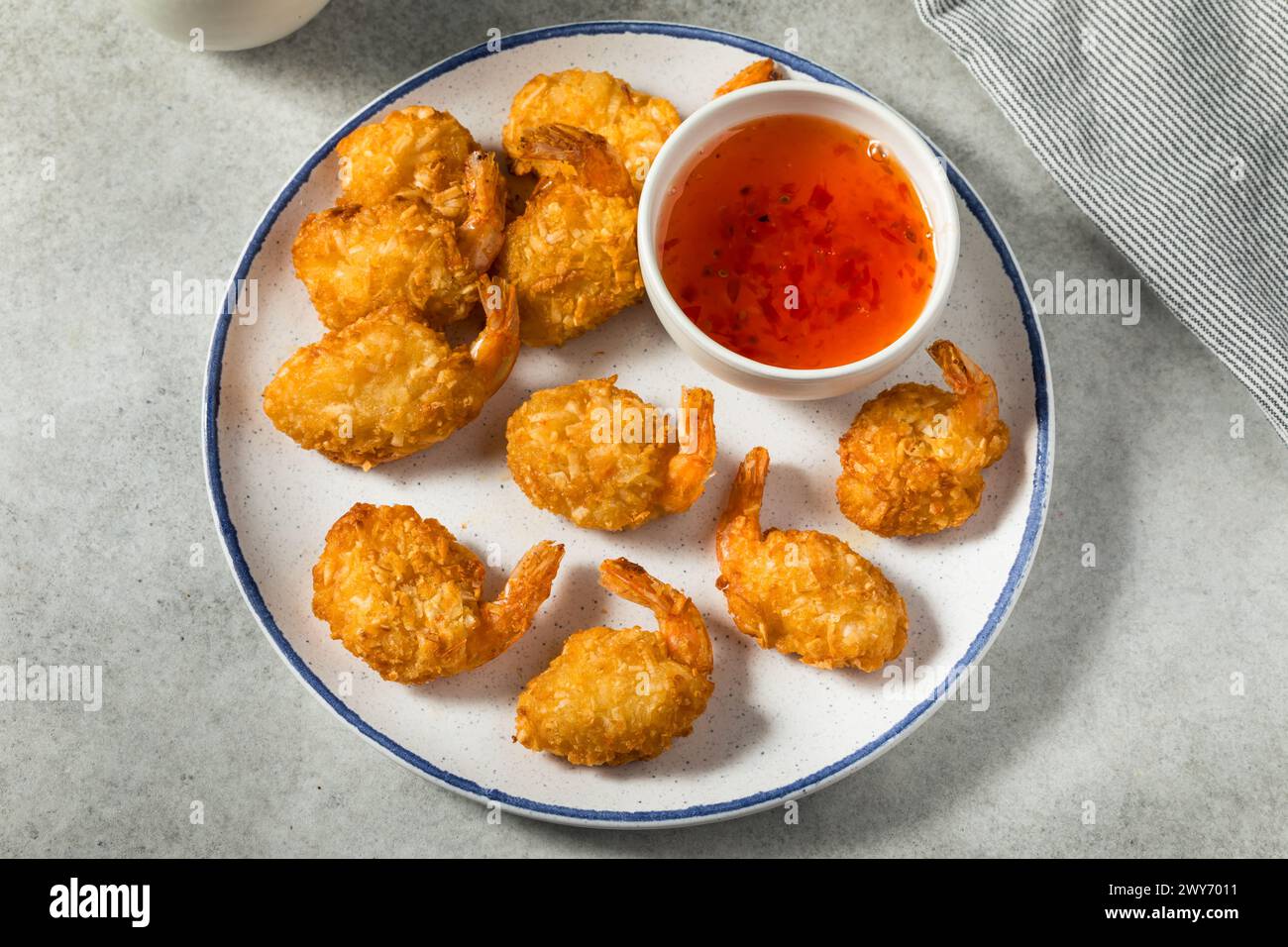 Gamberi asiatici fritti in profondità con salsa agrodolce Foto Stock