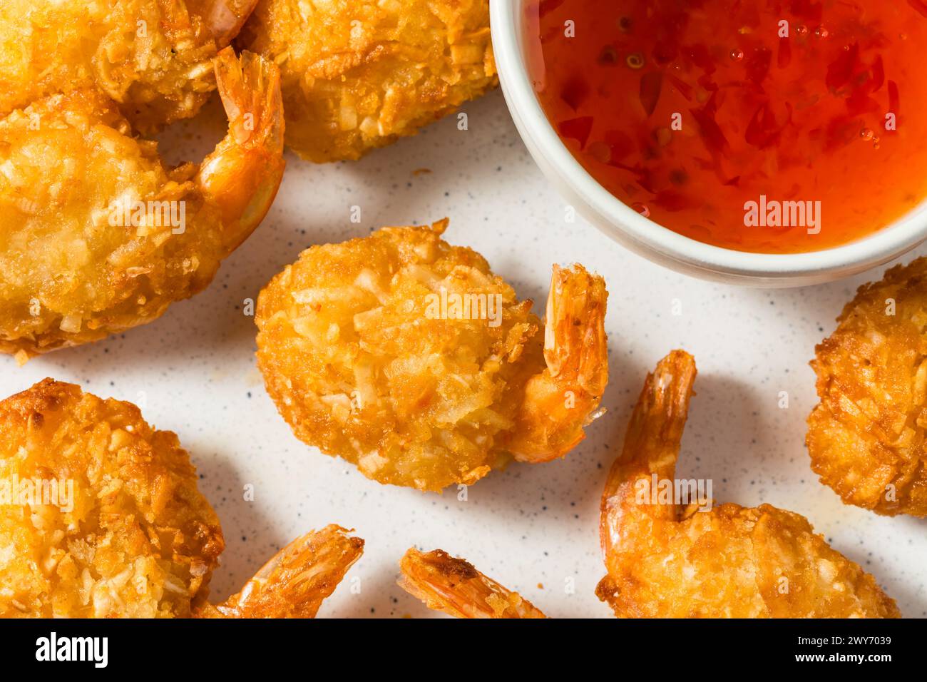 Gamberi asiatici fritti in profondità con salsa agrodolce Foto Stock