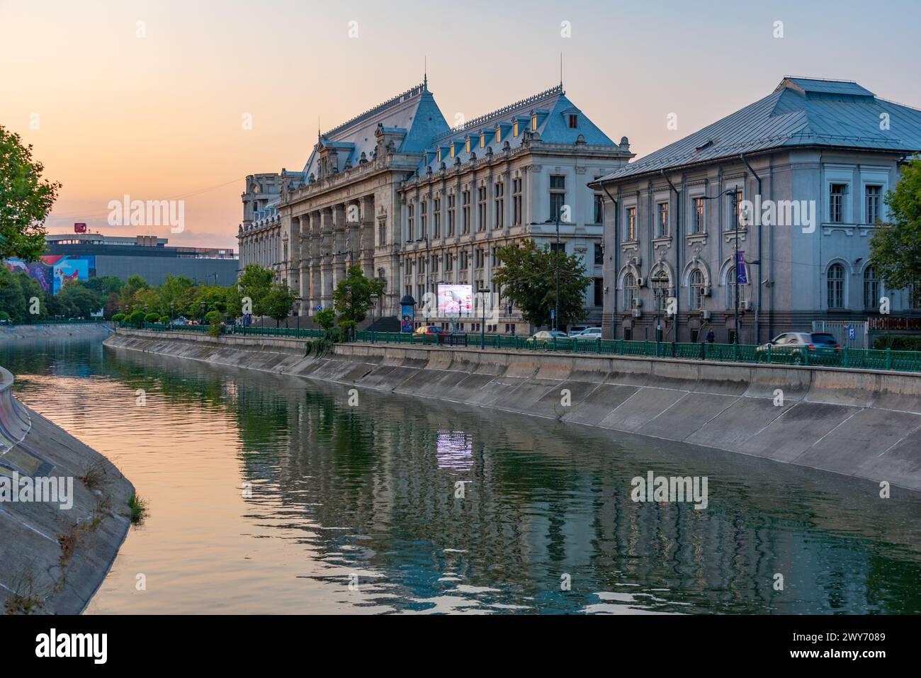 Vista al tramonto della Corte d'appello nella capitale rumena Bucarest Foto Stock