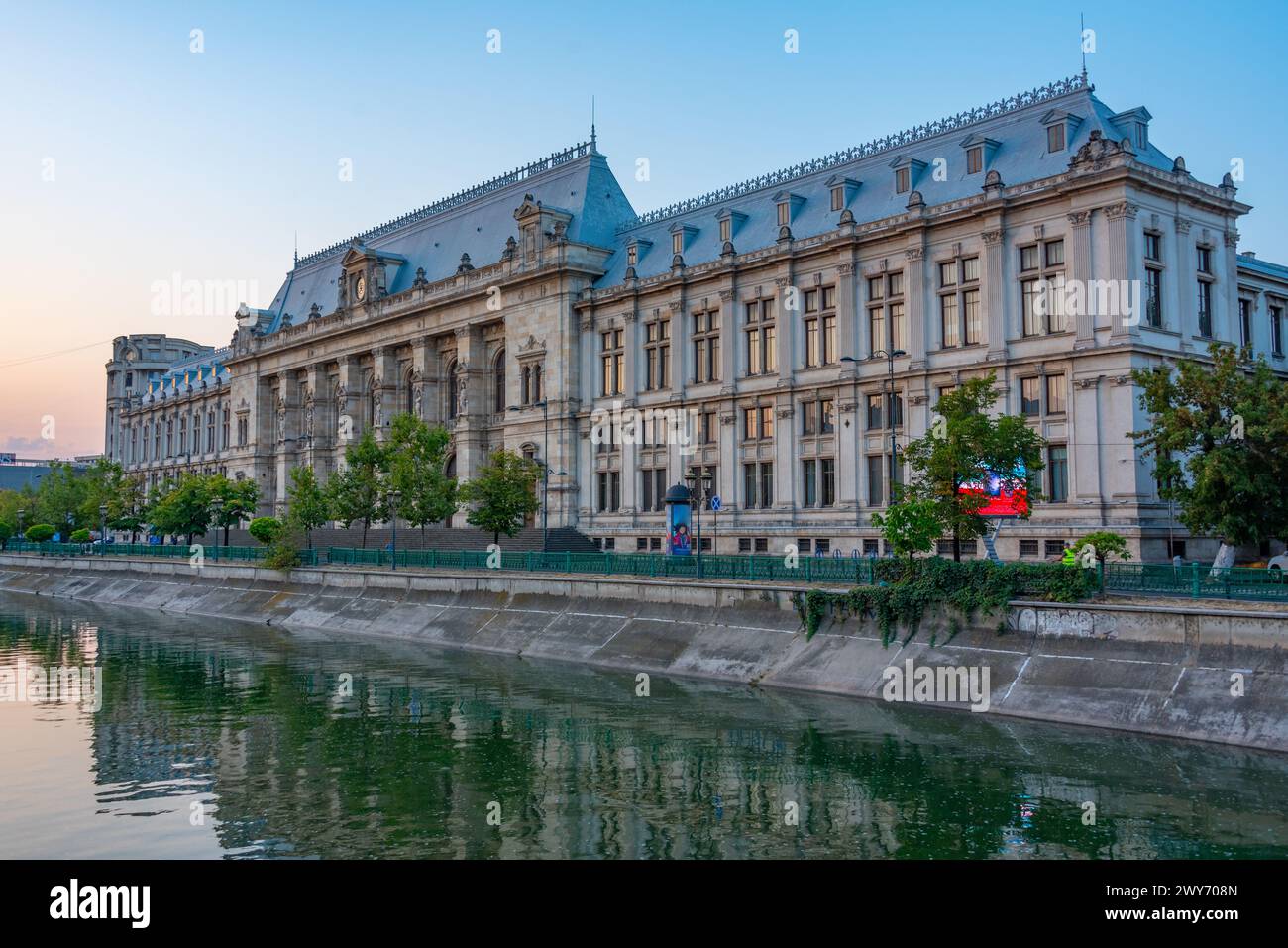 Vista al tramonto della Corte d'appello nella capitale rumena Bucarest Foto Stock