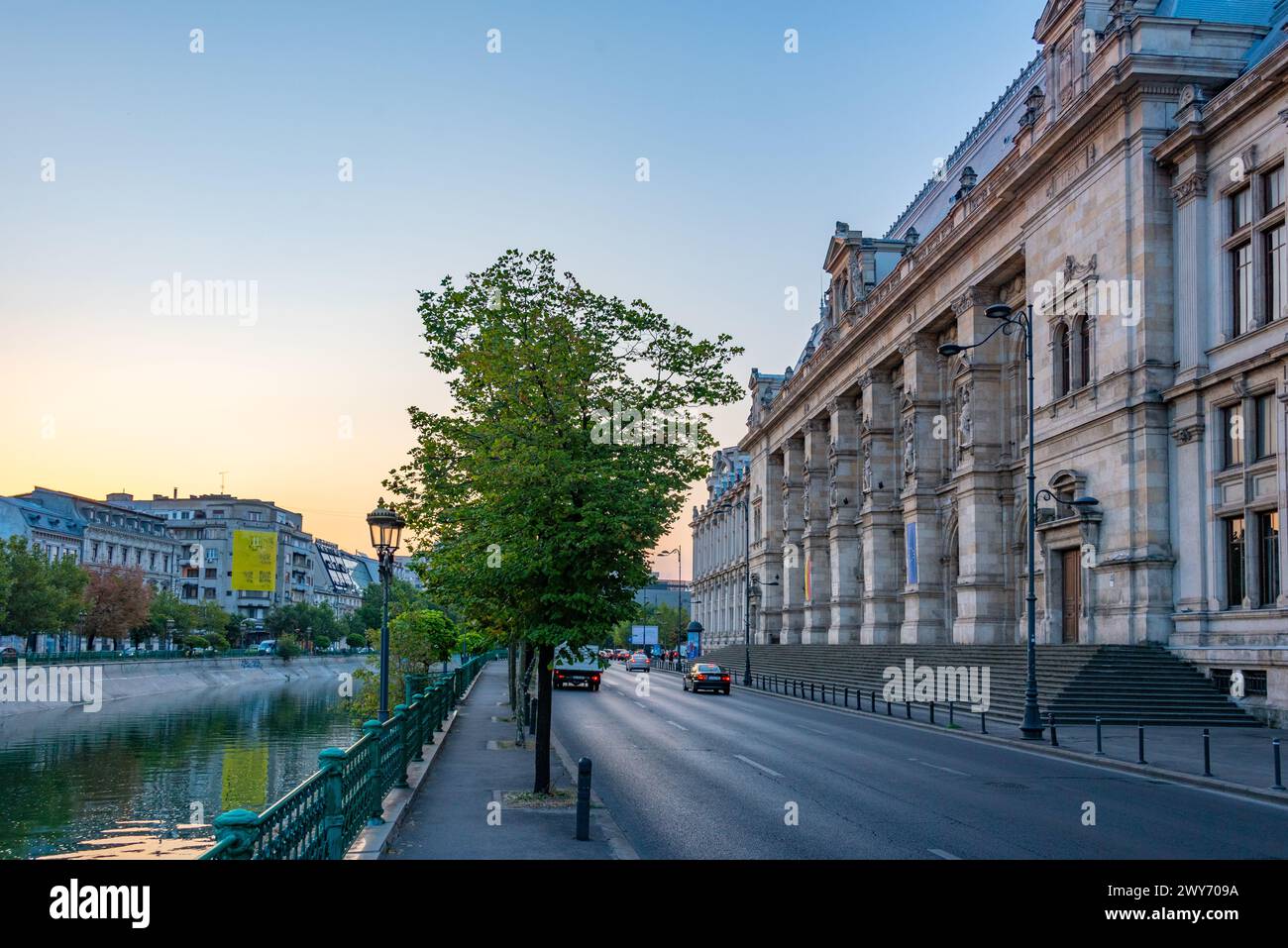 Vista al tramonto della Corte d'appello nella capitale rumena Bucarest Foto Stock