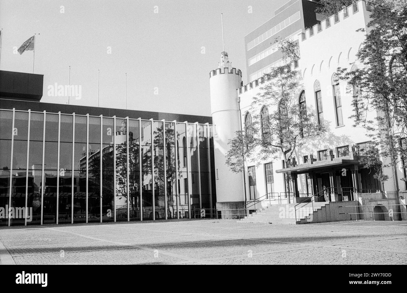 Vista del Palazzo e del nuovo Municipio sul Palazzo reale e il Municipio recentemente rinnovati nel 2020 e nel 2021, confinante con Willemsplein Willem Square. Immagine su pellicola analogica in bianco e nero. Tilburg, Paesi Bassi. Tilburg Willemsplein Noord-Brabant Nederland Copyright: XGuidoxKoppesxPhotox xGKFx Foto Stock