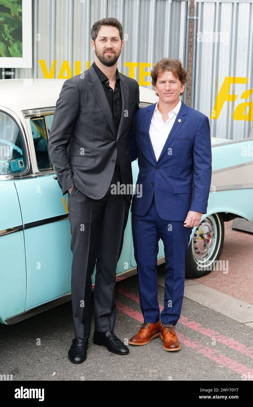 James Altham (a sinistra) e Todd Howard arrivano per una proiezione speciale britannica di Fallout al Television Centre di White City, West London. Data foto: Giovedì 4 aprile 2024. Foto Stock