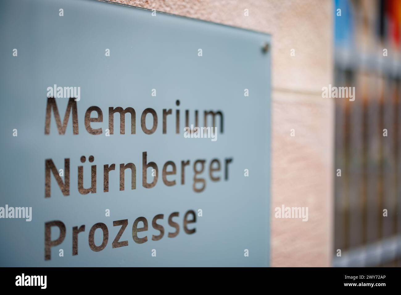 Norimberga, Germania. 4 aprile 2024. "Memorium Norimberga Trials" può essere letto su un cartello all'ingresso del museo con lo stesso nome sul palazzo della giustizia di Norimberga. Il "processo principale per crimini di guerra" del Tribunale militare internazionale contro i principali rappresentanti del regime nazionalsocialista si è svolto nel padiglione 600 del palazzo della giustizia di Norimberga dal 20 novembre 1945 al 1° ottobre 1946. Crediti: Daniel Karmann/dpa/Alamy Live News Foto Stock