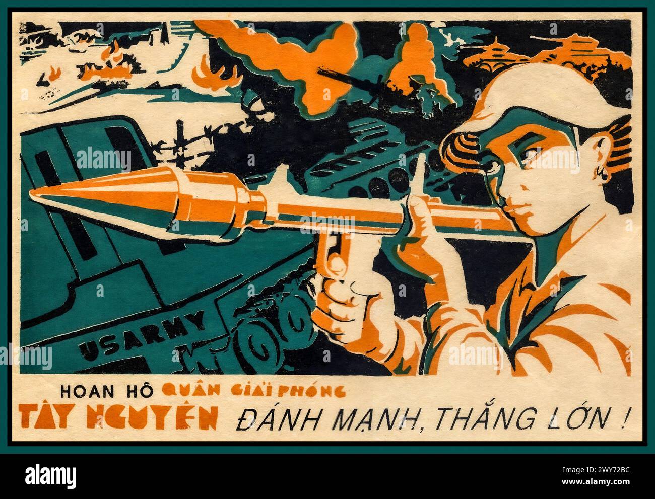 Manifesto della propaganda della guerra del Vietnam degli anni '1950/'1960 in vietnamita, intitolato: 'Onorare l'Esercito di Liberazione, NGUYEN colpisce duramente vince in grande.' Illustra un combattente Viet Cong/North Vietnamese Army con un dispositivo anticarro RPG, con un carro armato americano in fiamme dietro. Foto Stock