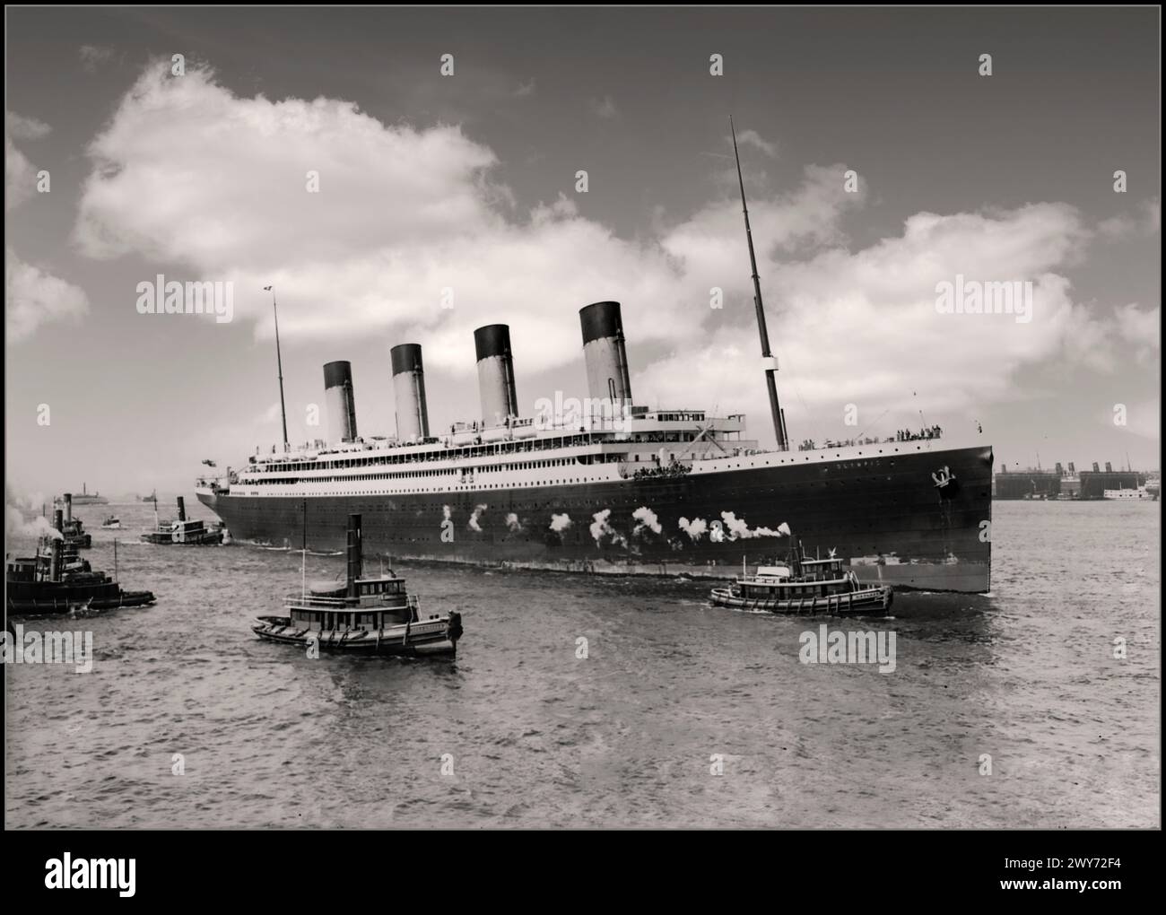 Nave gemella della RMS Olympic Ocean Liner d'epoca del RMS Titanic in arrivo a New York nel giugno 1911 durante il suo viaggio inaugurale navigando sotto la bandiera della White Star Line Foto Stock