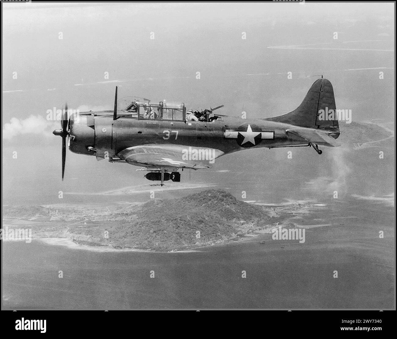 Seconda guerra mondiale il Douglas SBD-5 Dantless carrier-based bombardiere in picchiata del 16th Bomb Squadron (VB-16, USS Lexington) della US Navy in volo nell'area dell'isola di ​​Dublon. Tonoas, il nome tradizionale per l'isola chiamato Dublon durante la guerra, era il luogo in cui si trovava l'amministrazione militare e civile giapponese di Chuuk prima e durante la seconda guerra mondiale 1944 seconda guerra mondiale Foto Stock