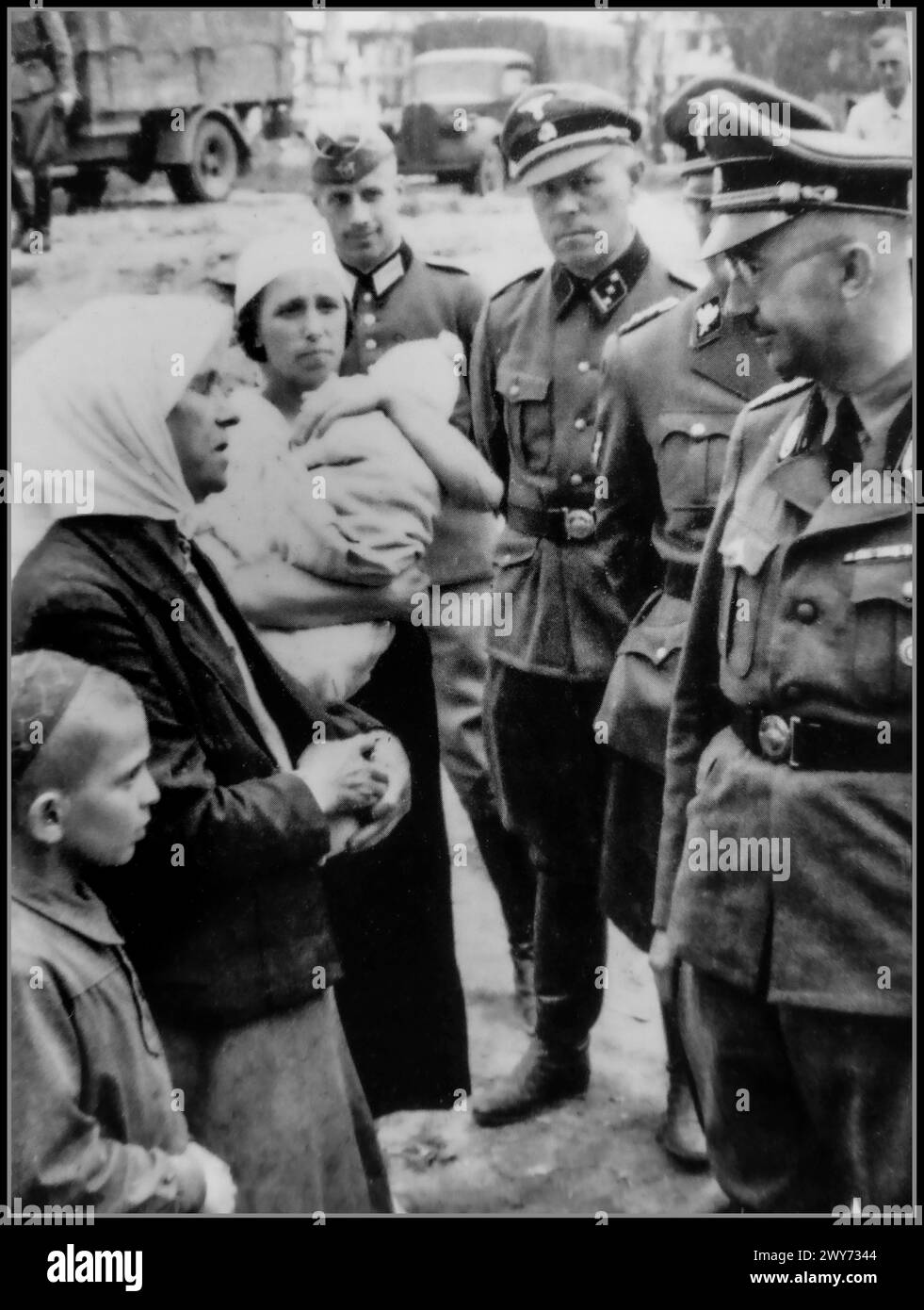 Seconda guerra mondiale Reichsführer, Heinrich Himmler parla con i residenti del villaggio di Novinki durante un tour di ispezione della Bielorussia del 1941. Dietro Himmler c'è il capo delle SS e della polizia in Bielorussia, SS Gruppenführer Erich von dem Bach (Erich Julius Eberhard von dem Bach, 1899-1972). Il terzo da destra è il capo della “scorta delle SS Reichsführer” e la guardia del corpo di Himmler Joseph Kirmayer Foto Stock