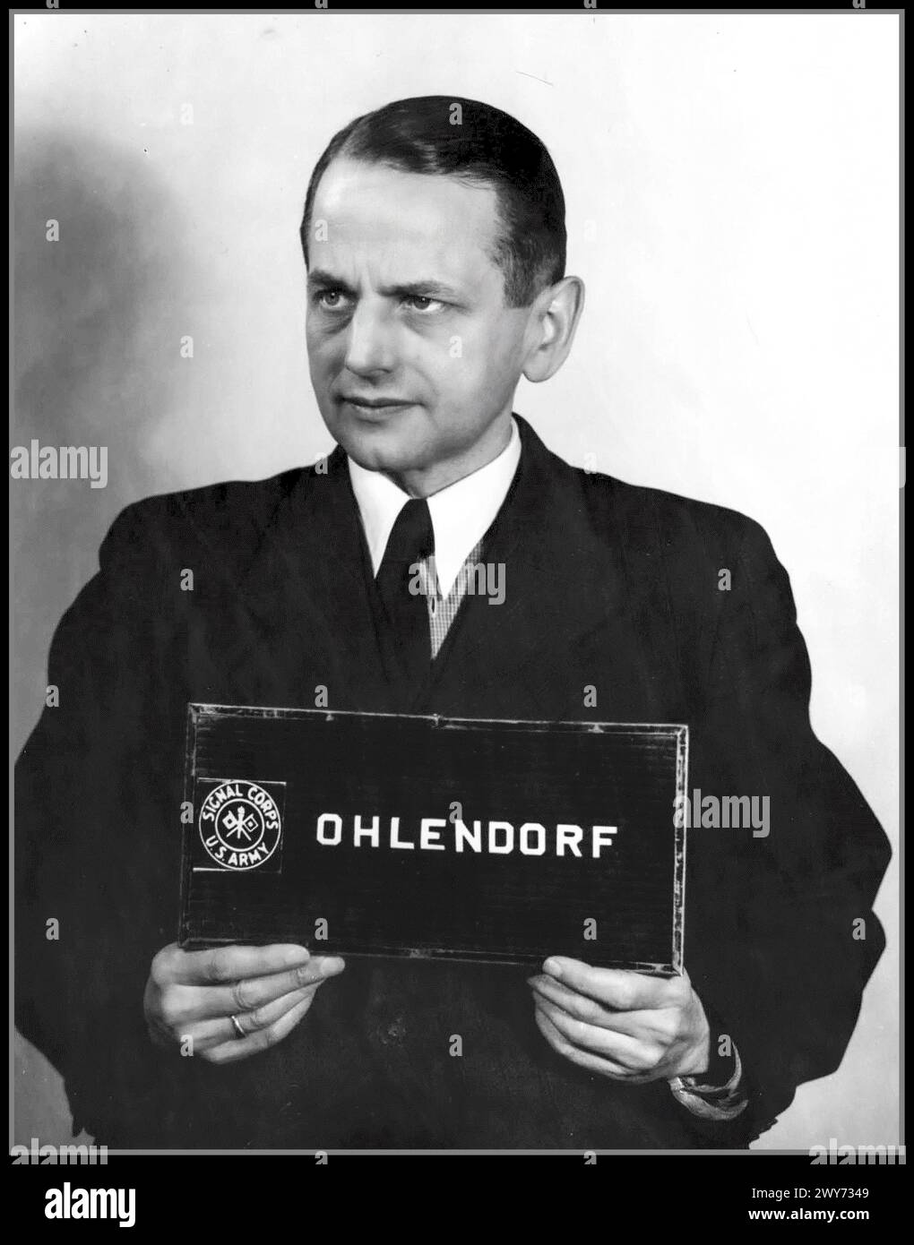 PROCESSO NAZISTA DI NORIMBERGA ex SS Gruppenführer otto Ohlendorf (1907-1951) durante il processo Einsatzgruppen di Norimberga. 1948 otto Ohlendorf, 4 febbraio 1907 – 7 giugno 1951) è stato un funzionario tedesco delle SS e autore dell'Olocausto durante l'era nazista. Economista per istruzione, era a capo della Sicherheitsdienst (SD) Inland, responsabile dell'intelligence e della sicurezza in Germania. Nel 1941, Ohlendorf nominò il comandante Einsatzgruppe D, che perpetrò omicidi di massa in Moldavia, Ucraina meridionale, Crimea e, nel 1942, nel Caucaso settentrionale. Processato e giustiziato per impiccagione nel 1951 Foto Stock