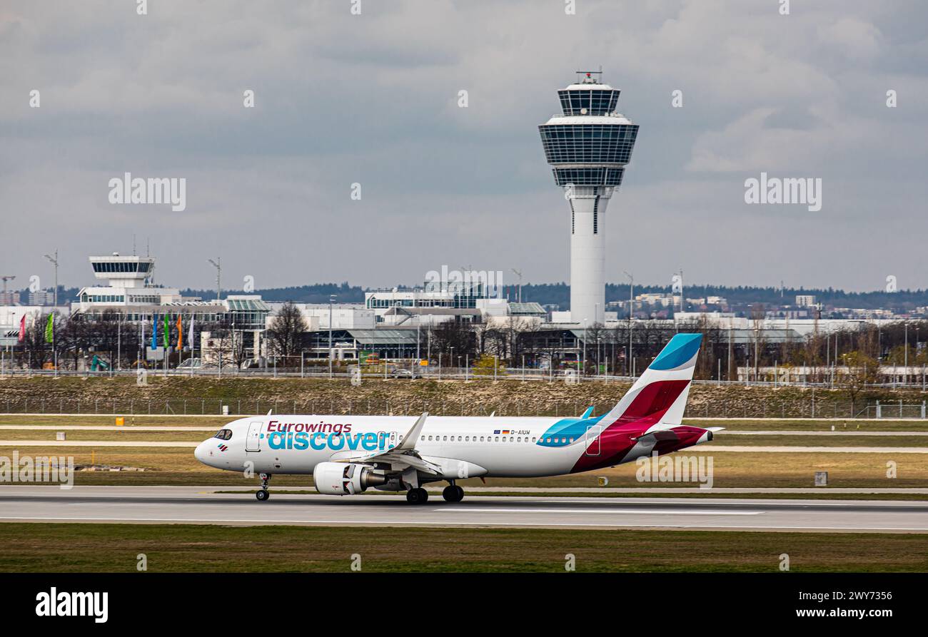 Ein Airbus A320-214 von Eurowings Scopri landet auf der Südbahn des Flughafen München. Registrazione D-AIUW. (München, Deutschland, 07.04.2023) Foto Stock