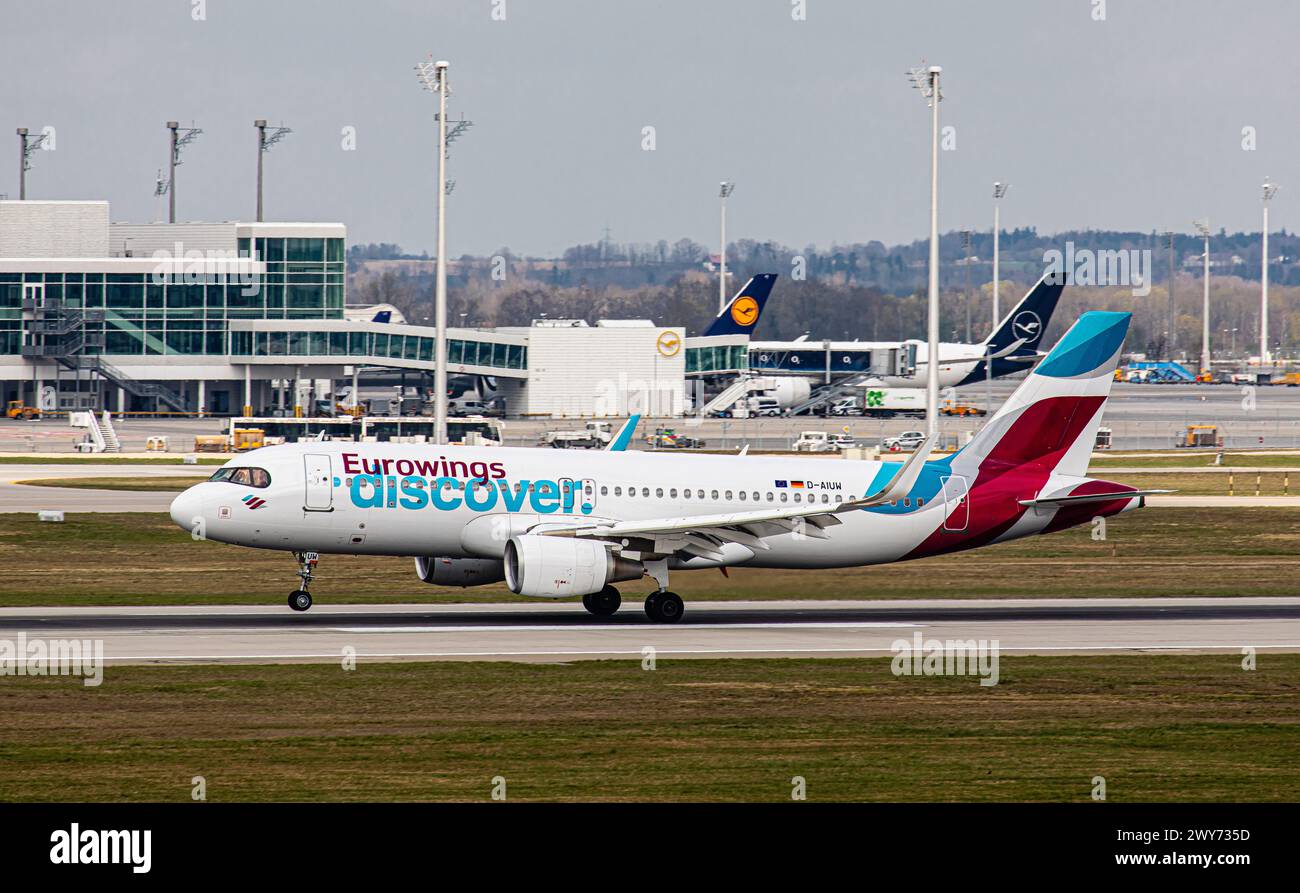 Ein Airbus A320-214 von Eurowings Scopri landet auf der Südbahn des Flughafen München. Registrazione D-AIUW. (München, Deutschland, 07.04.2023) Foto Stock