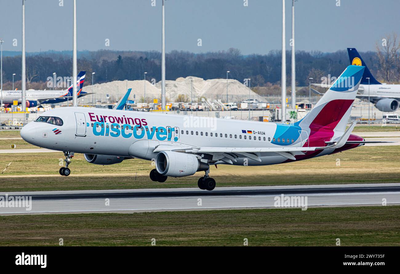 Ein Airbus A320-214 von Eurowings Scopri landet auf der Südbahn des Flughafen München. Registrazione D-AIUW. (München, Deutschland, 07.04.2023) Foto Stock