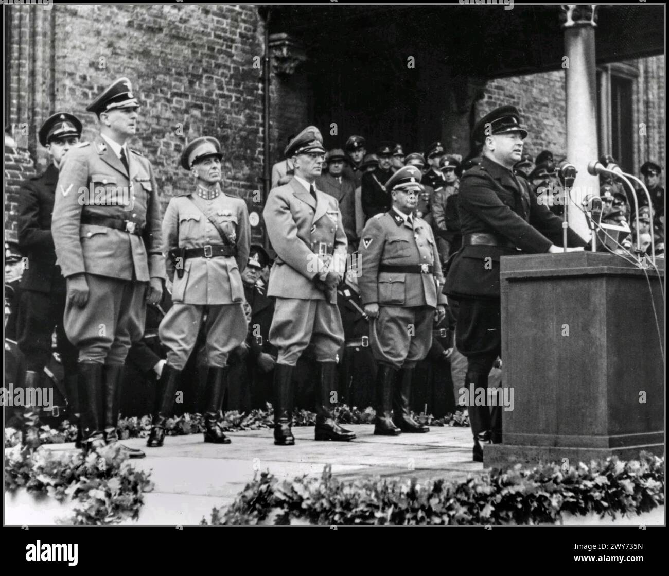 WW2: Collaboratori olandesi nel servizio tedesco. Il leader dell'NSB Anton Mussert durante il suo discorso al primo battaglione del WA Volunteer Regiment, appena prima che il battaglione giurasse al Binnenhof a l'Aia. Paesi Bassi, l'Aia, 11 ottobre 1941. Dietro Mussert: Commissario del Reich, tenente generale Seyffardt e SS "Obergruppenführer" Rauter. Da sinistra a destra: Hanns Albin Rauter, Hendrik Seyffardt, Arthur Seyss-Inquart, Wilhelm Harster, Anton Mussert. Data 11 ottobre 1941 Foto Stock