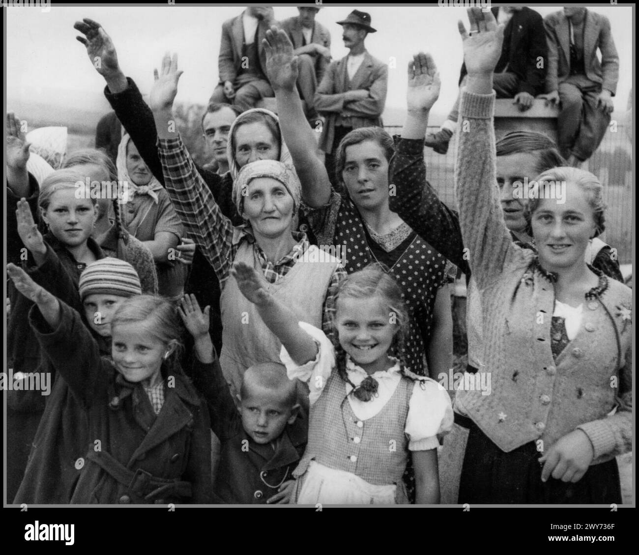 SUDETI Nazisti Propaganda 1938 tedeschi etnici accolgono con Heil Hitler il saluto delle truppe della Wehrmacht nazista che entrano e occupano i Sudeti. L'occupazione militare della Cecoslovacchia da parte della Germania nazista iniziò con l'annessione tedesca dei Sudeti nel 1938, continuò con la creazione del Protettorato di Boemia e Moravia, e alla fine del 1944 si estese a tutte le parti della Cecoslovacchia. I tedeschi etnici accolgono con favore l'arrivo delle truppe tedesche con saluti nazisti, durante l'annessione della zona 1 dei Sudeti alla Germania nazista, il 3 ottobre 1938. Foto Stock