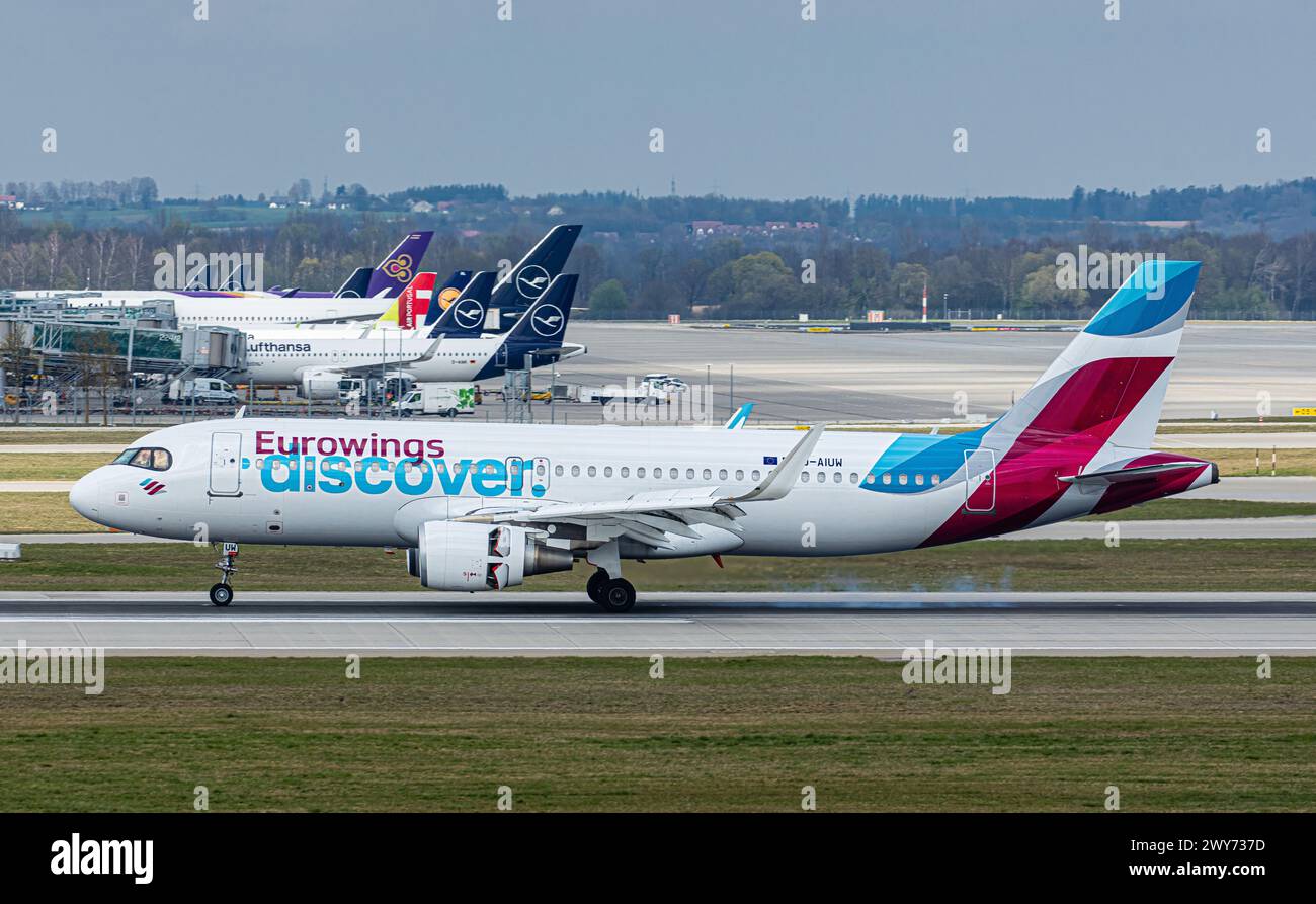 Ein Airbus A320-214 von Eurowings Scopri landet auf der Südbahn des Flughafen München. Registrazione D-AIUW. (München, Deutschland, 07.04.2023) Foto Stock