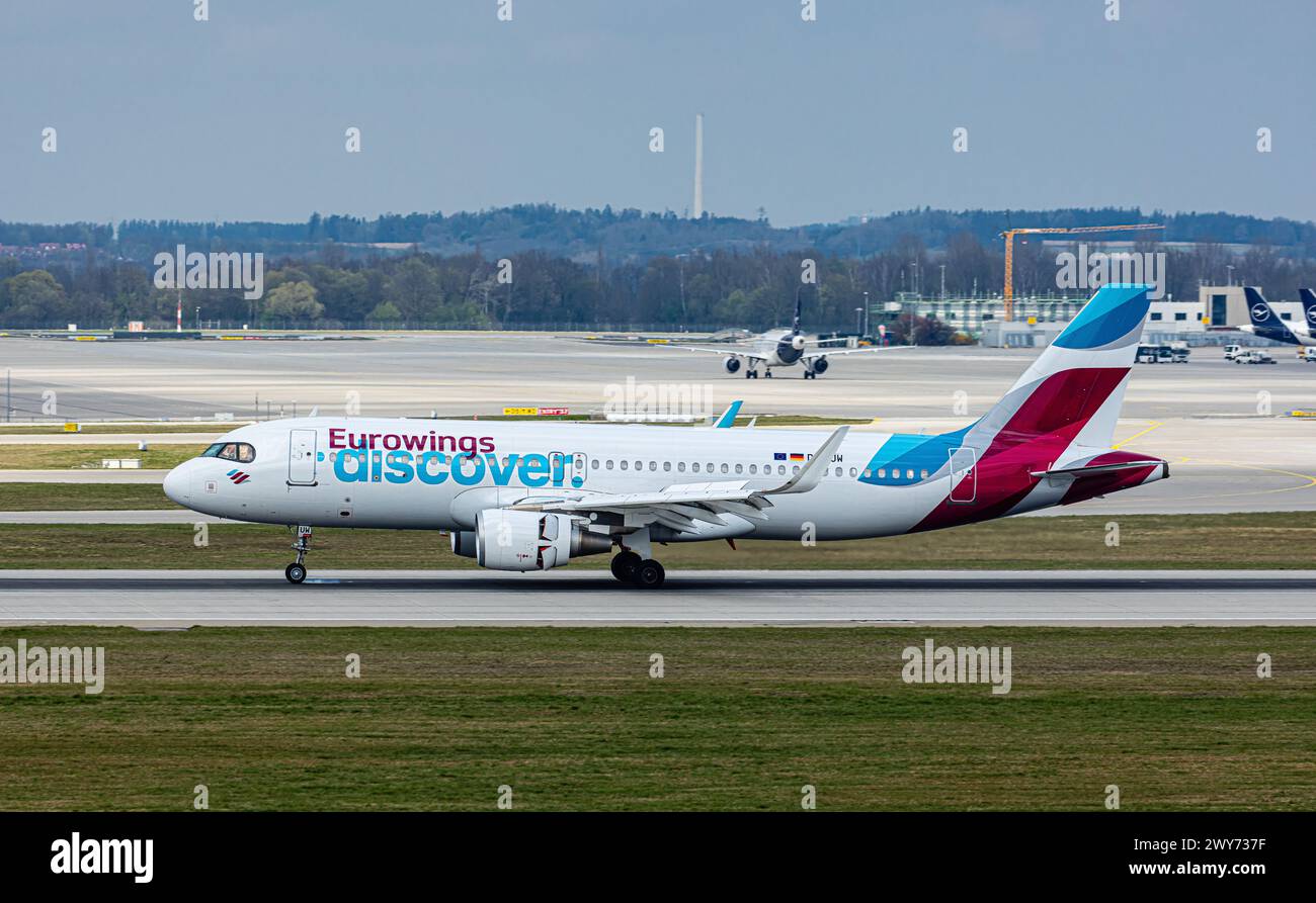 Ein Airbus A320-214 von Eurowings Scopri landet auf der Südbahn des Flughafen München. Registrazione D-AIUW. (München, Deutschland, 07.04.2023) Foto Stock