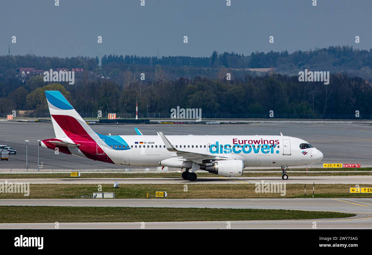 Nach der Landung auf dem Flughafen München rollt ein Airbus A320-214 von Eurowings. Registrazione D-AIUW. (München, Deutschland, Foto Stock