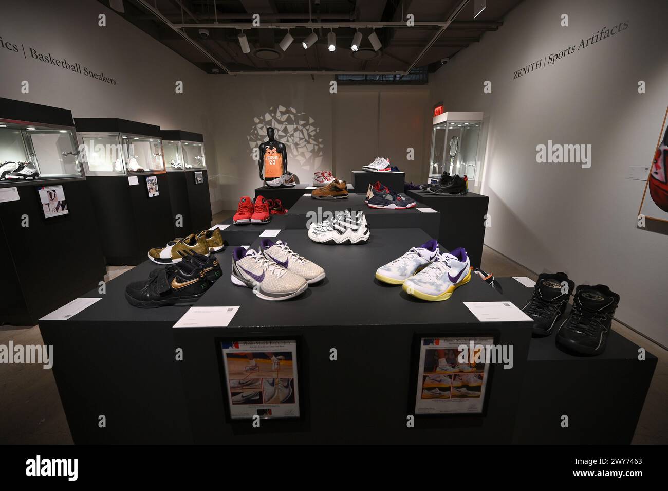 New York, Stati Uniti. 4 aprile 2024. Gioco indossato da atleti professionisti di basket tra cui Shaquille o'Neil, in mostra alla Sotheby's Sports Week Exhibition di New York, New York, 4 aprile 2024. (Foto di Anthony Behar/Sipa USA) credito: SIPA USA/Alamy Live News Foto Stock