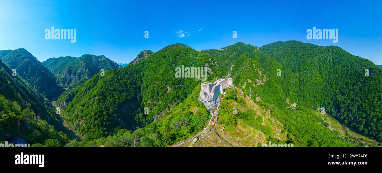 Vista panoramica della Cittadella di Poenari in Romania Foto Stock