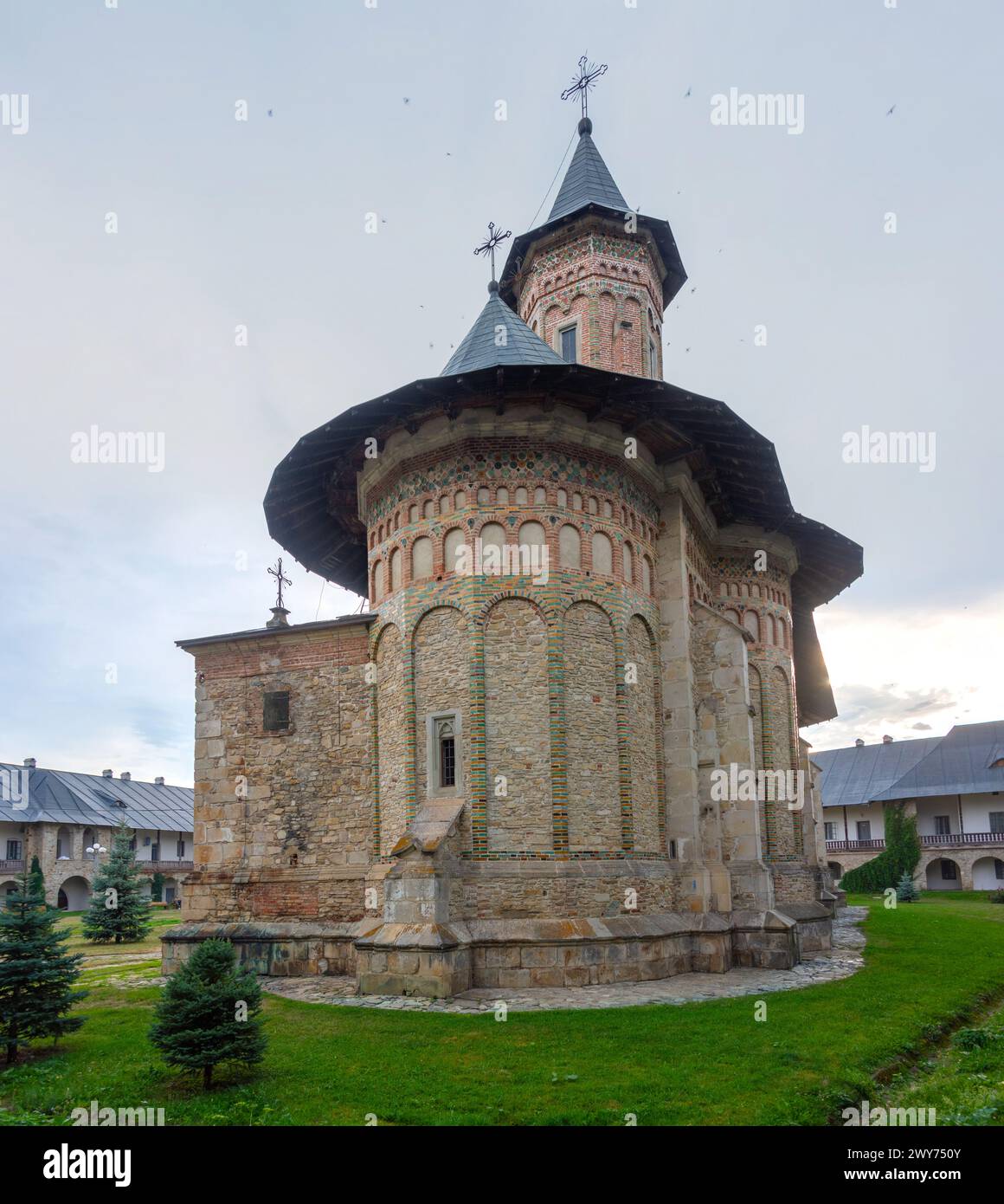 Monastero di Neamt durante una giornata nuvolosa in Romania Foto Stock