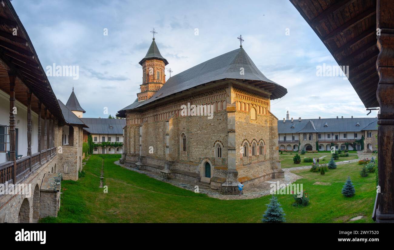 Monastero di Neamt durante una giornata nuvolosa in Romania Foto Stock