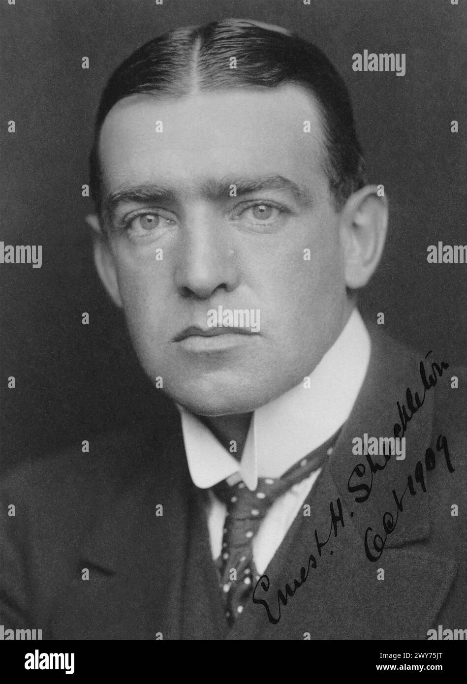 ERNEST SHACKLETON (1874-1922) esploratore Antartico anglo-irlandese nel 1904 Foto Stock