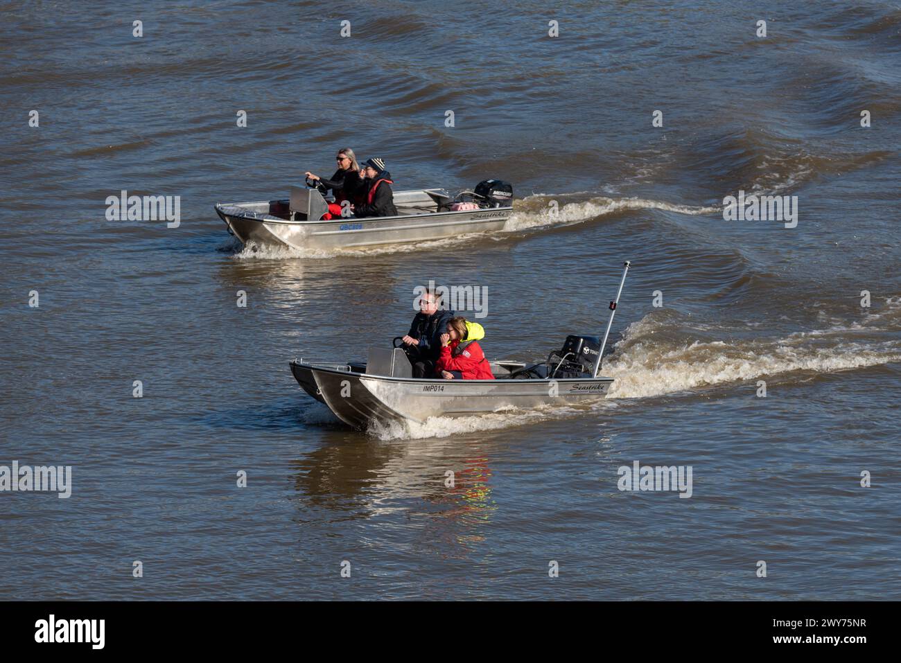 Piccole imbarcazioni da inseguimento alla University Boat Race sul Tamigi a Mortlake, Londra, Regno Unito. Barche in alluminio Seastrike Foto Stock