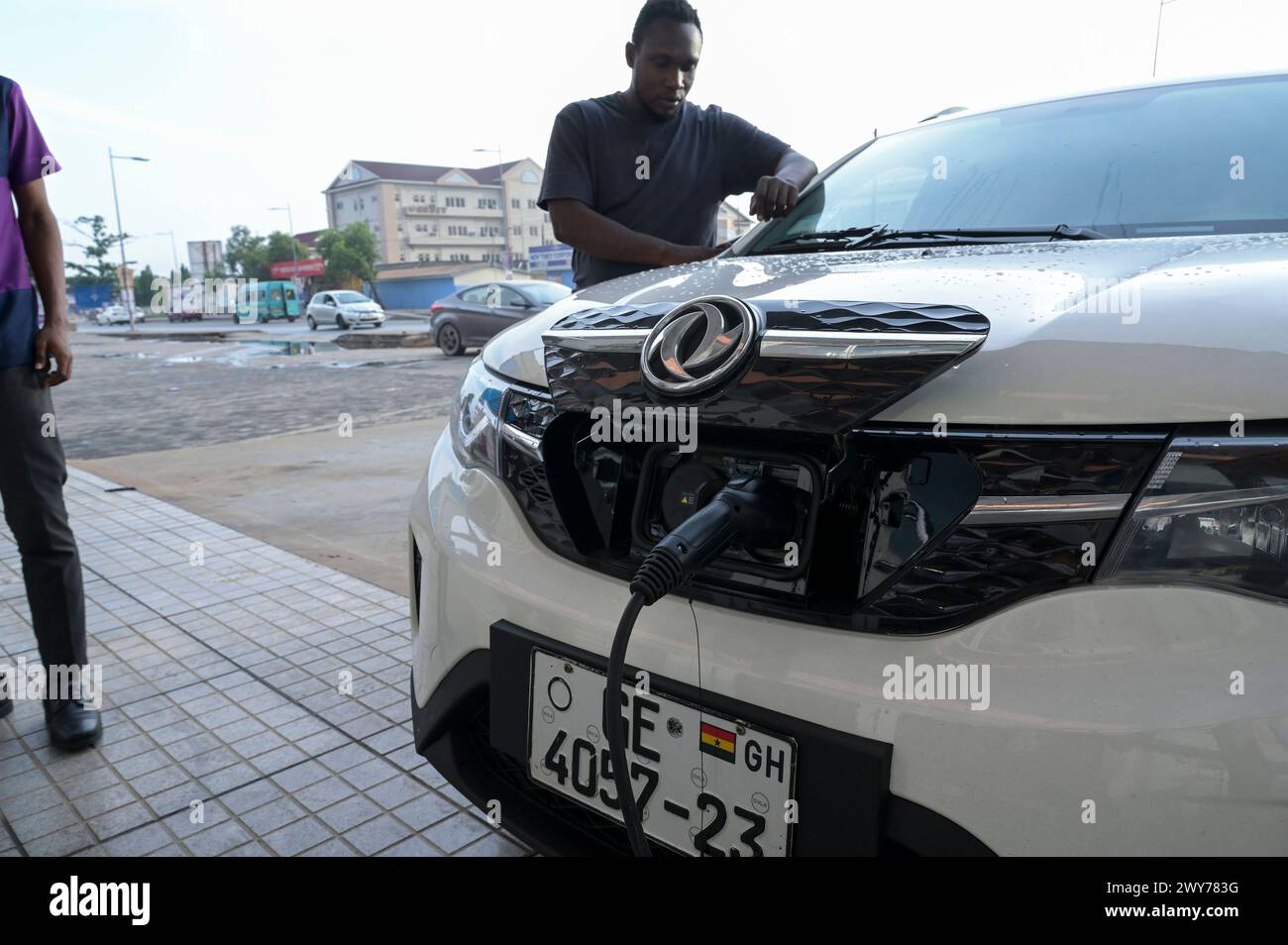 GHANA, Accra, mobilità elettrica, servizio IJANU e stazione di ricarica rapida per auto elettriche, ricarica dell'auto elettrica cinese Dongfeng EX1 / GHANA, Accra, e-Mobilität, IJANU Service und Ladestation für e-Autos, zwei chinesische Dongfeng EX1 e-Auto Foto Stock