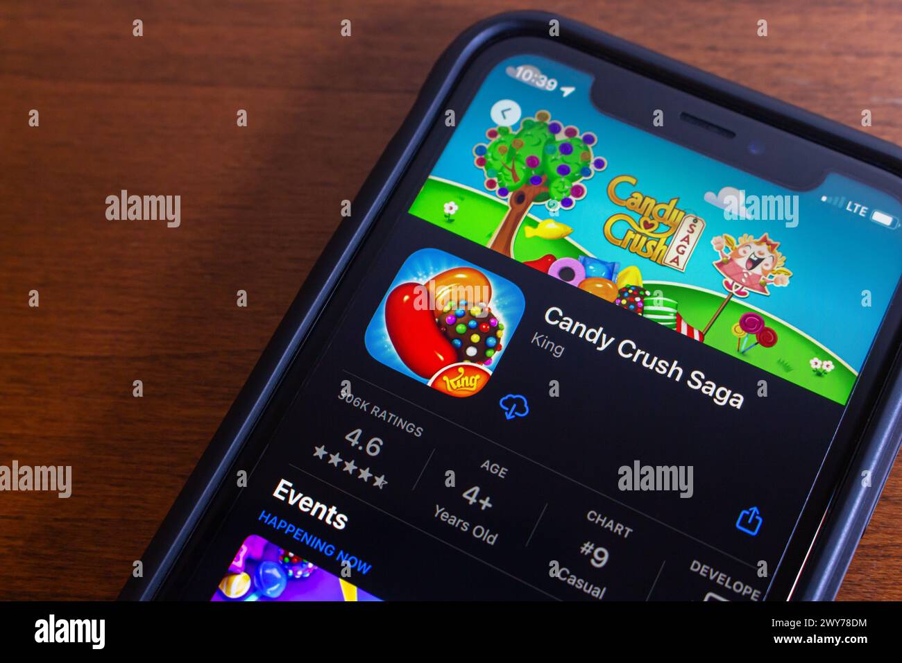 App Candy Crush Saga visualizzata nell'App Store sullo schermo di un iPhone. Candy Crush Saga è un videogioco free-to-play con abbinamento tessere pubblicato da King per iOS e A. Foto Stock