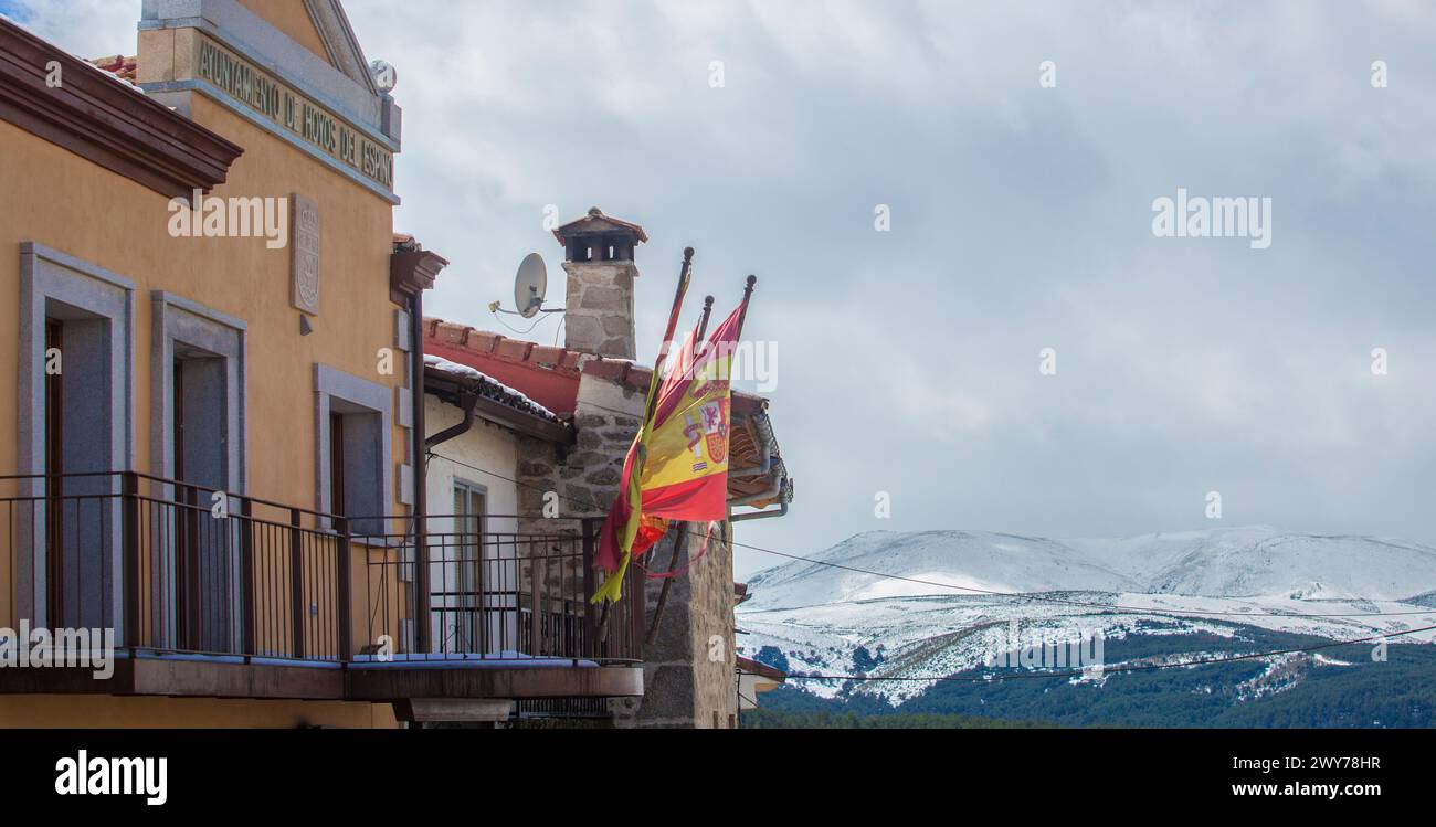 Balcone del municipio di Hoyos del Espino con le cime innevate di Gredos a Bottom, Avila, Castiglia e Leon, Spagna Foto Stock